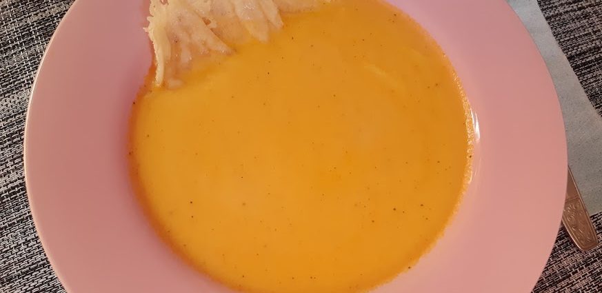 sült sárgarépa krémleves sajtchips-szel